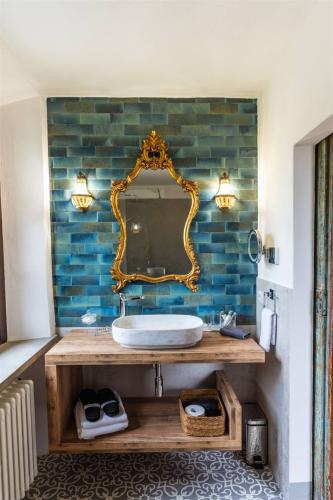 __blue_bathroom_compressed